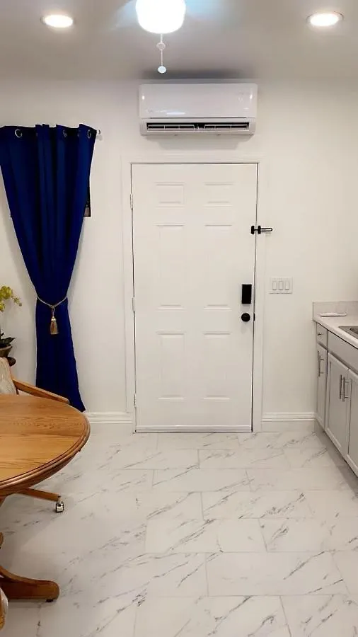 Guest House , 5 Min Away From Las Airport. Las Vegas
