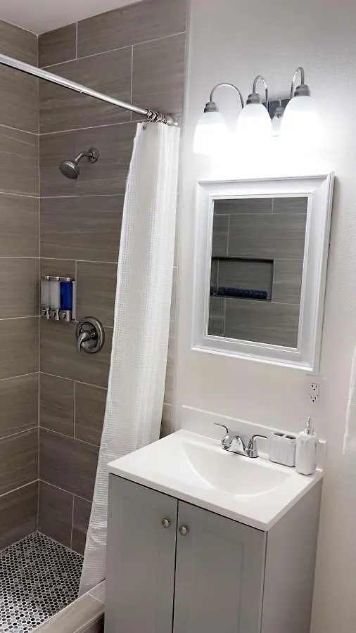 Guest House , 5 Min Away From Las Airport. Las Vegas